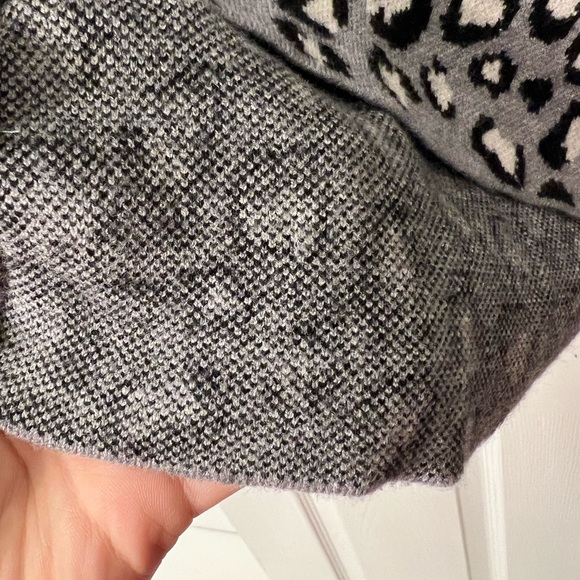 Women’s Tahari Size Small Gray, black, and white cheetah print sweater - Picture 6 of 6